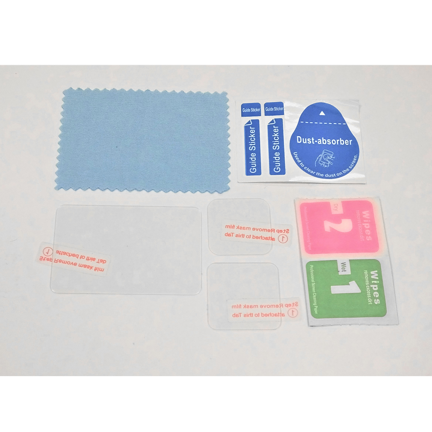 Un kit con protezioni schermo, salviette e adesivi per un dispositivo, disposti su una superficie bianca.