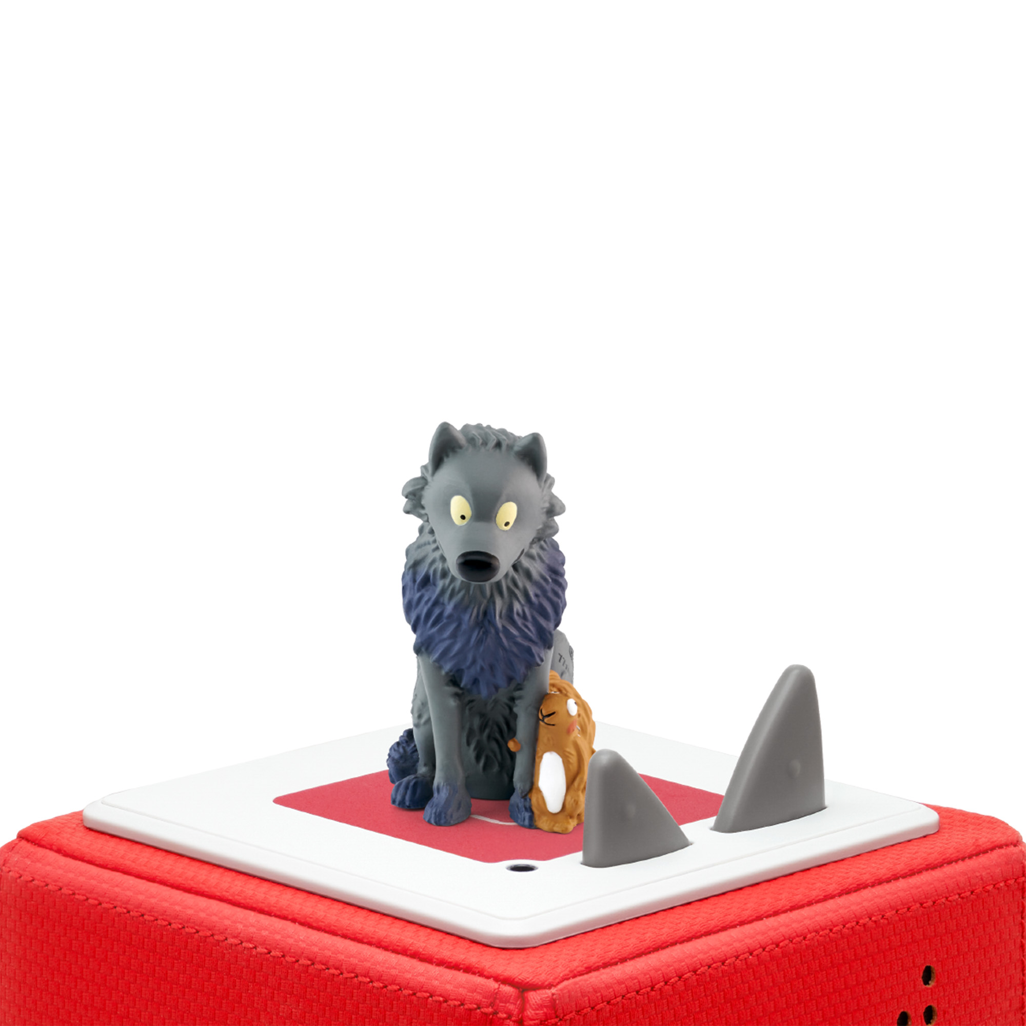 Spielzeugwolf und Bärenfigur auf rotem Quadrat, weißem Hintergrund, auf roter Basis.