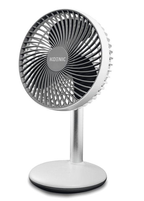 Egy fehér és szürke Koenic asztali ventilátor. A ventilátor szürke lapátokkal és fehér alappal rendelkezik.