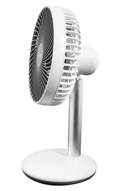Egy fehér asztali ventilátor ezüst állvánnyal látható.