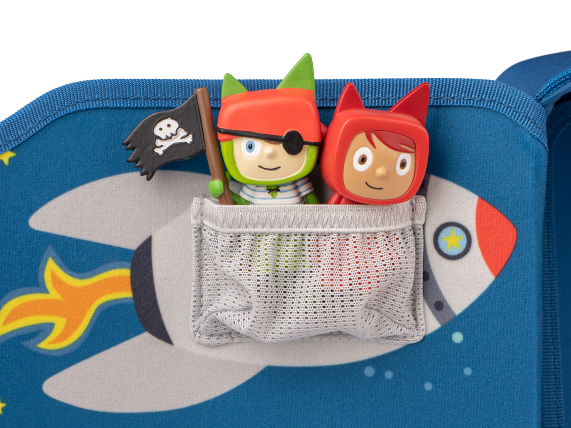 Ein Kinderrucksack mit zwei Spielfiguren in einer Tasche: ein Pirat und ein Junge mit roter Kapuze.