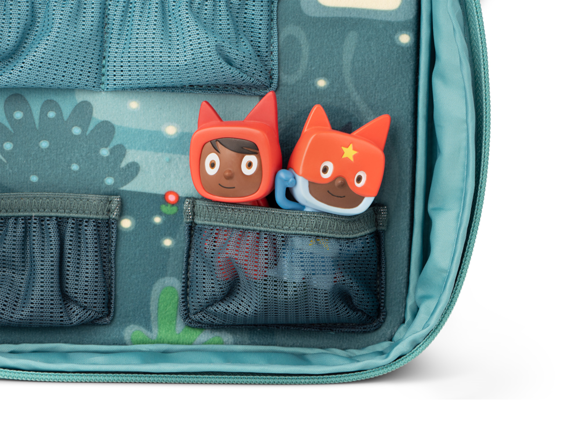 Zwei Spielfiguren mit Masken in einer tealfarbenen Taschen. Die Figuren sind cartoonartig mit leuchtenden Farben.