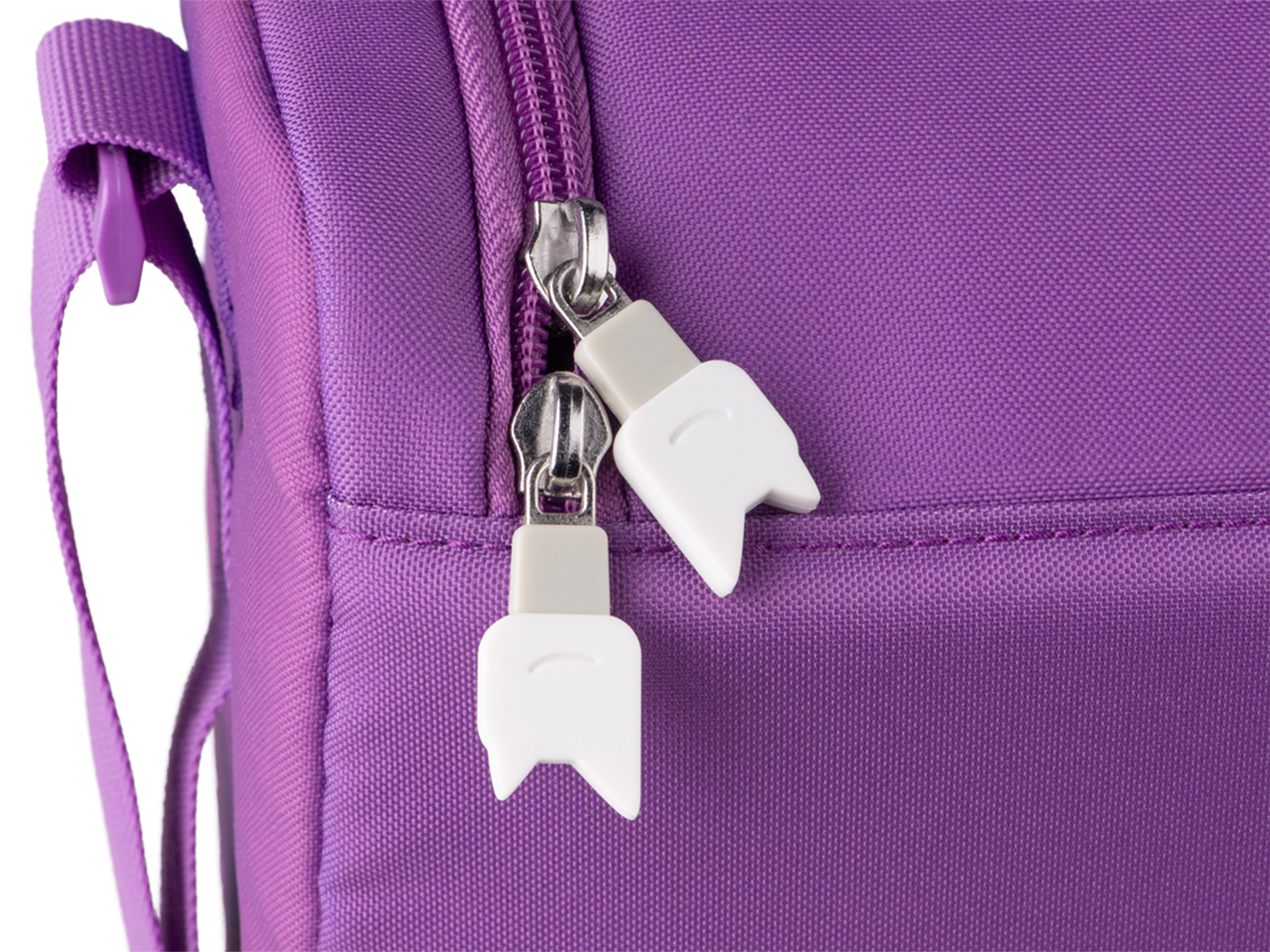 Nahaufnahme einer lila Tasche mit weißen Reißverschlüssen.