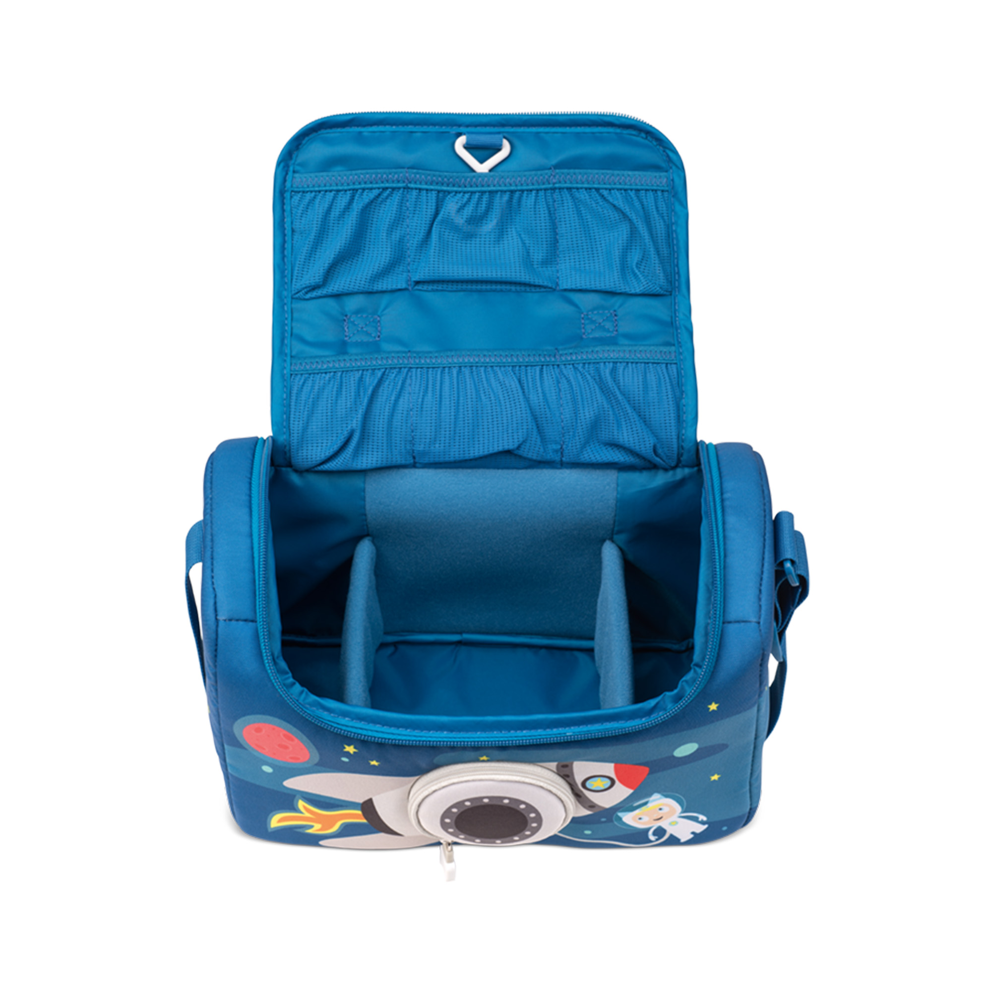Blaue Kameratasche mit Raketen- und Astronauten-Design. Geöffnet, mit Fächern und Taschen.