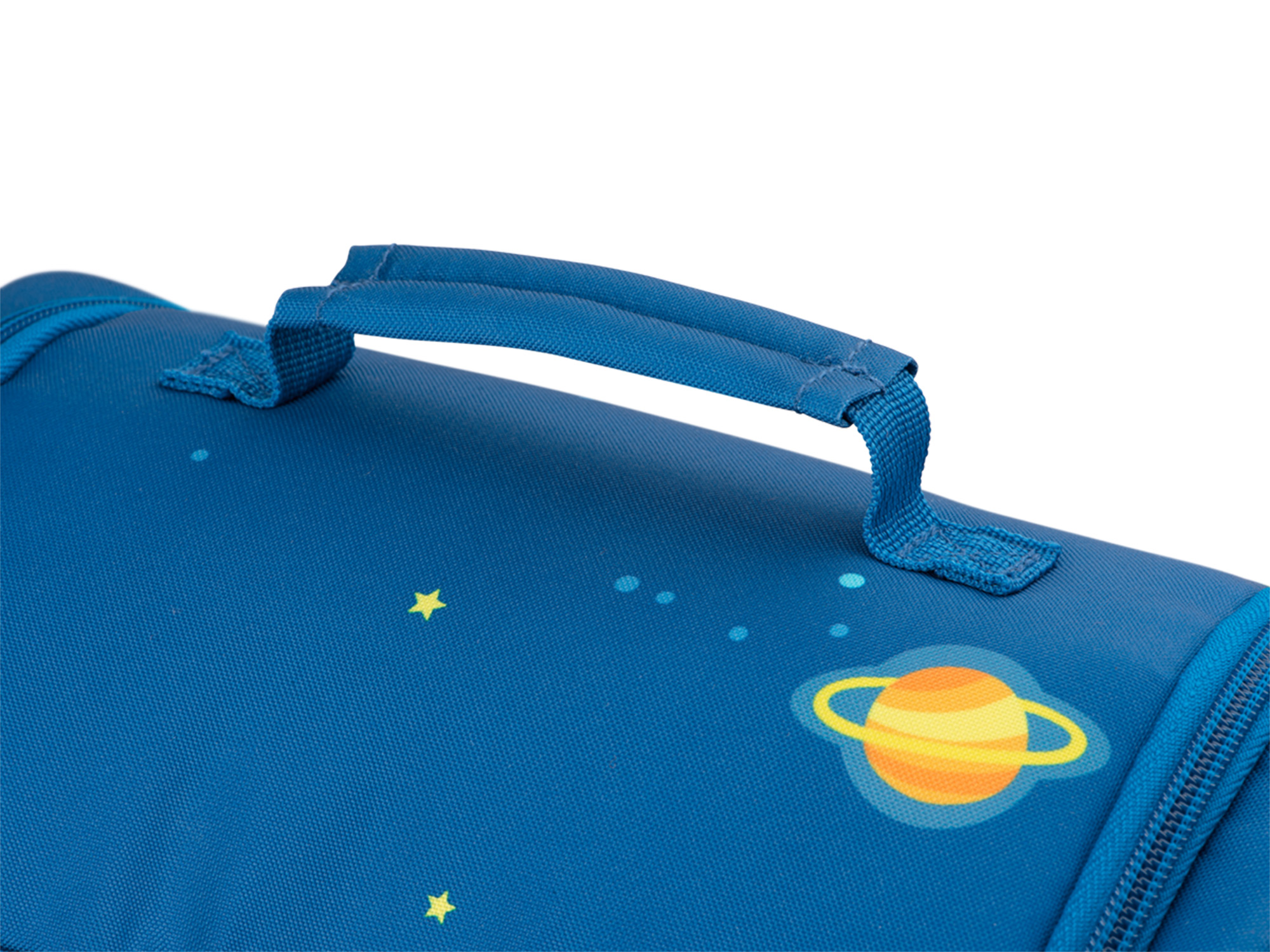Ein blauer Reisekoffergriff mit einem Planeten-Grafik und Sternen.