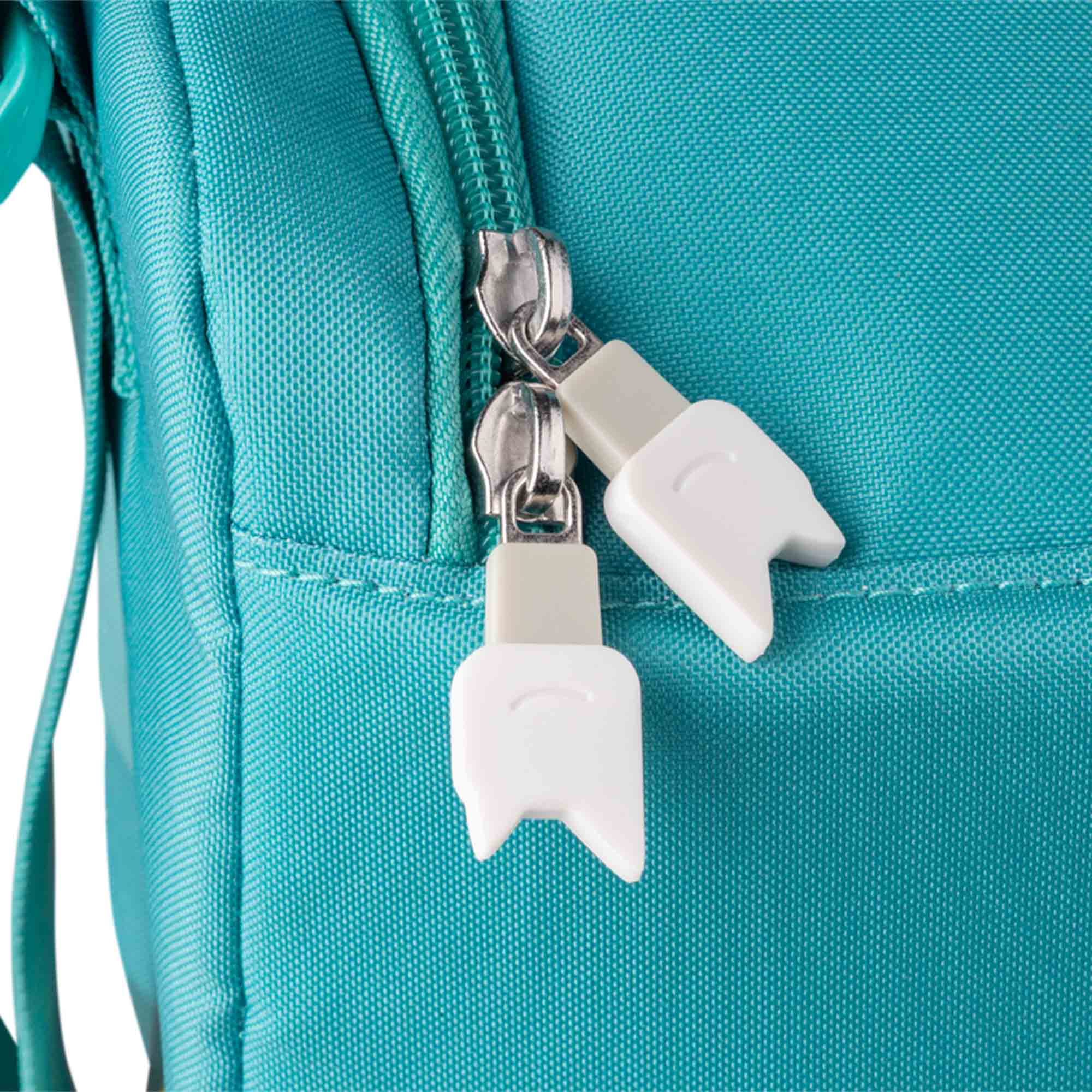 Nahaufnahme eines Reißverschlusses an einer türkisblauen Tasche. Weiße Reißverschlusszieher mit Zahndesign.