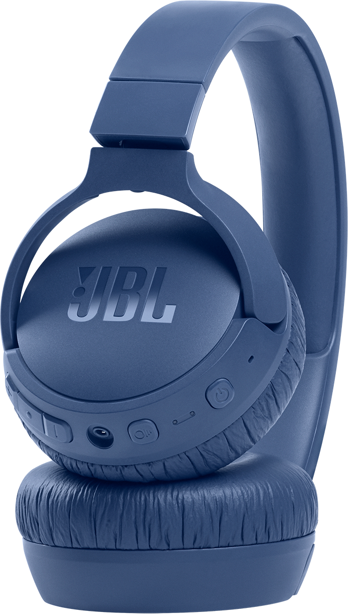 Blaue JBL-Kopfhörer. Das Markenlogo ist auf dem Ohrmuschel zu sehen. Der Hintergrund ist weiß.
