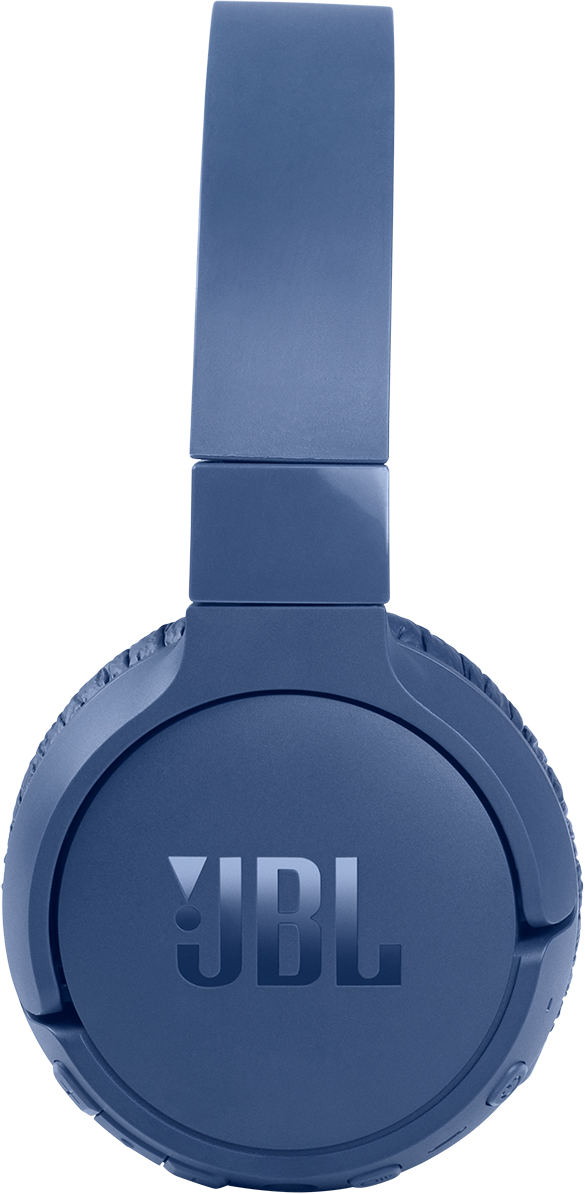 Blaue JBL-Kopfhörer, von der Seite aufgenommen, mit dem JBL-Logo auf der Ohrmuschel.
