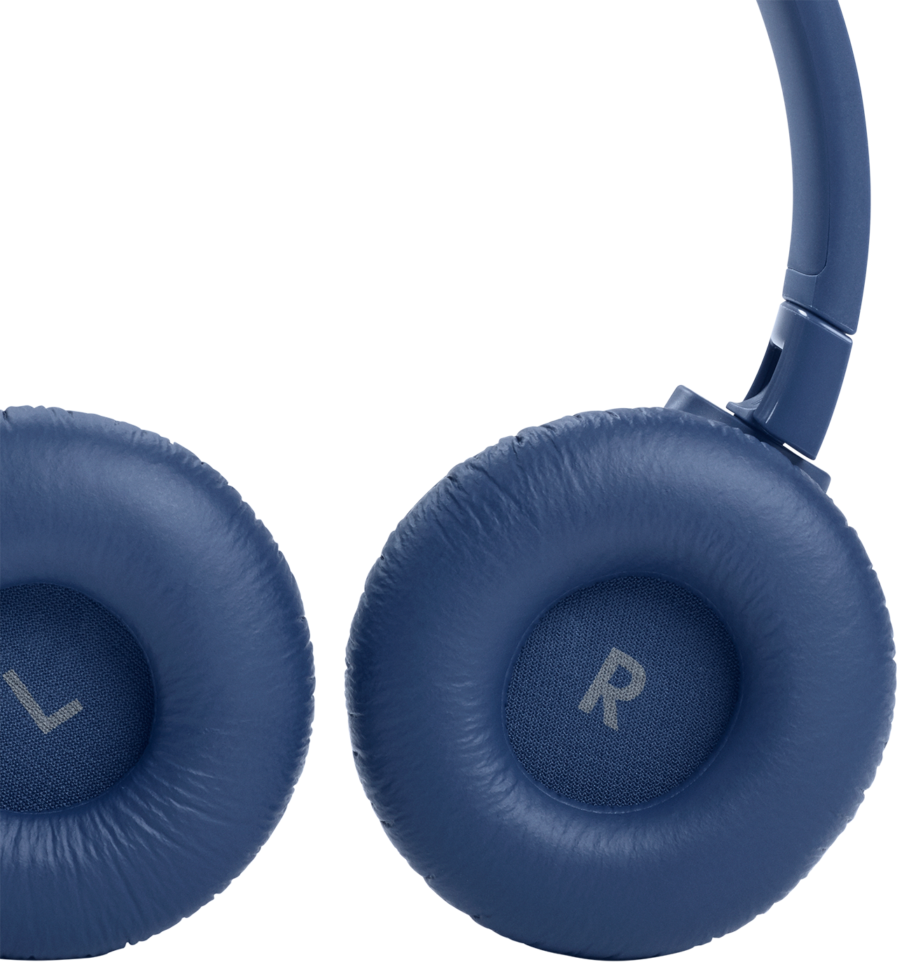 Nahaufnahme von blauen JBL-Kopfhörern. Die Buchstaben 'L' und 'R' sind auf den Ohrmuscheln sichtbar.