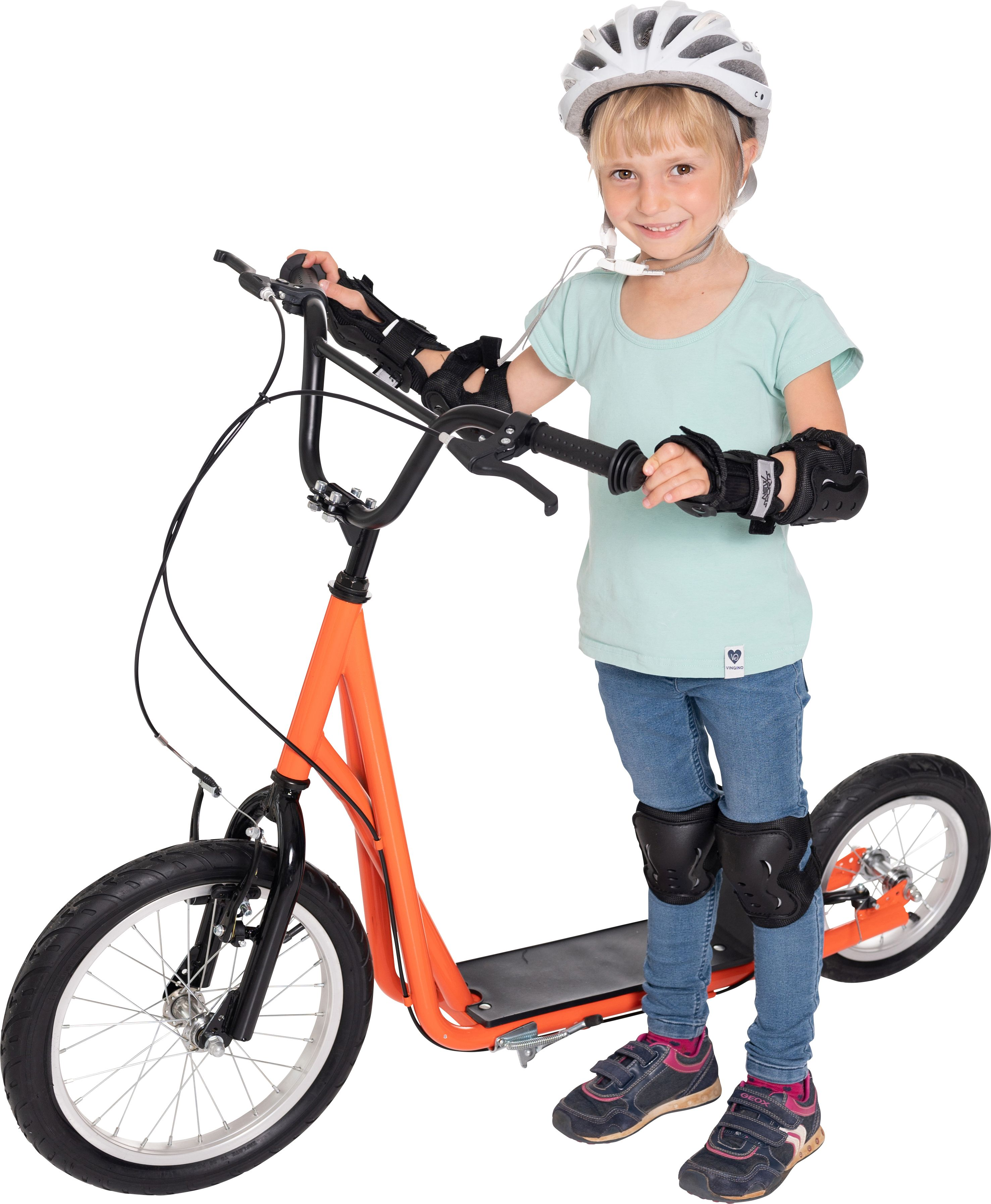 Junges Mädchen in Schutzkleidung, steht neben einem orangenen Roller. Sie trägt Helm und Schützer.