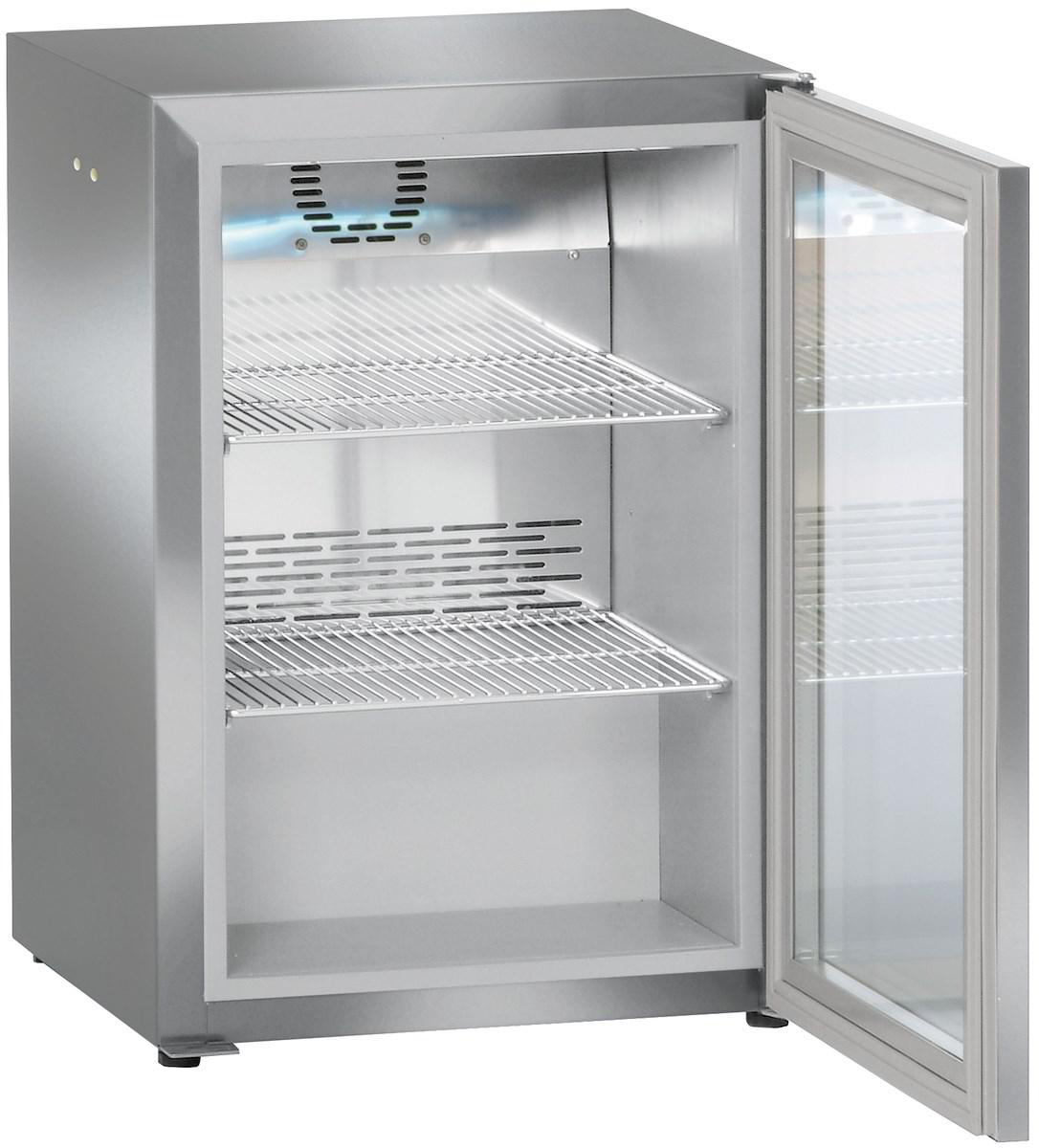 Edelstahl-Minikühlschrank mit offener Glastür, zeigt Regale.