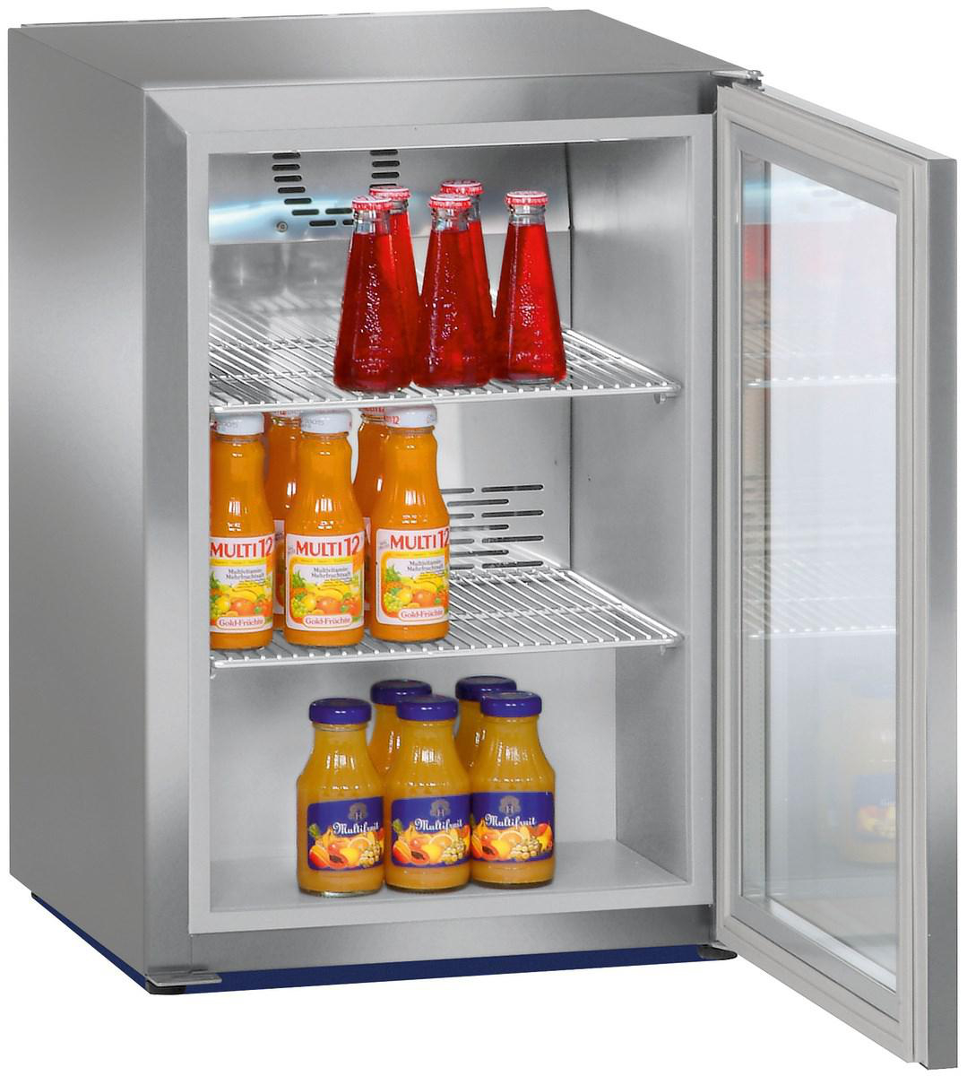 Minikühlschrank mit Glastür, gefüllt mit Flaschen und Saftkartons. Silberne Farbe.