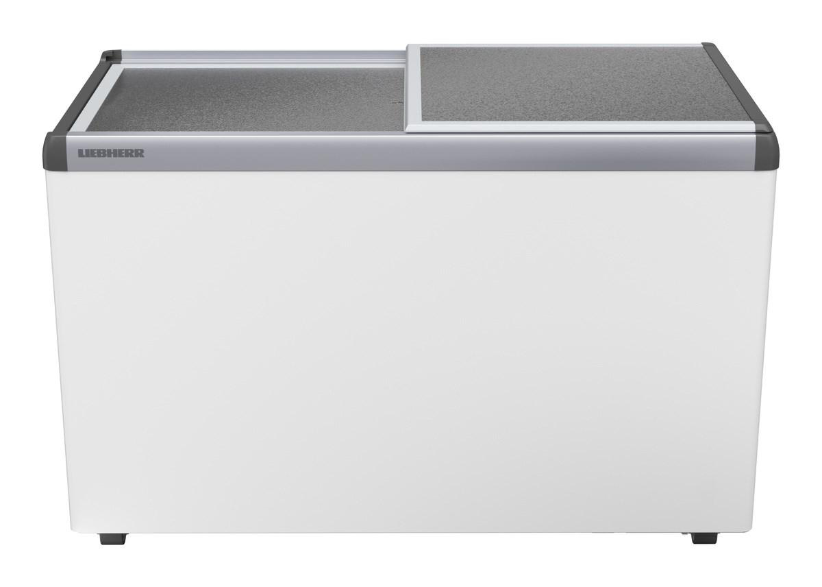 Ein weißer Kühlschrank mit grauem Deckel und Liebherr-Logo.