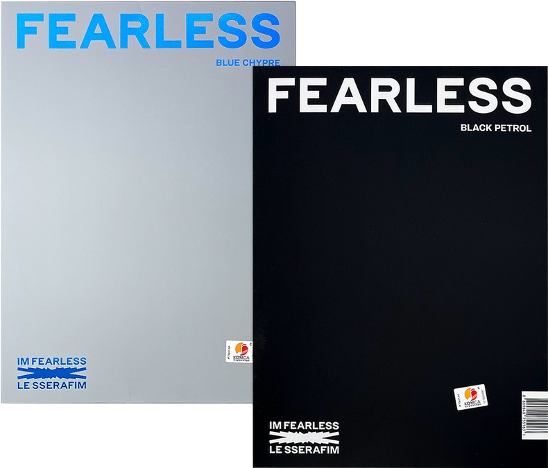Két album borító: Kék és fekete, a "FEARLESS" és a "LE SSERAFIM" szöveggel.