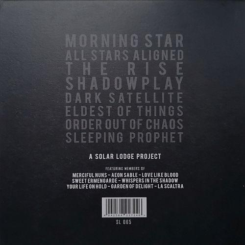 Schwarzes Albumcover mit Songtiteln und Künstlernamen. Dunkler Hintergrund.