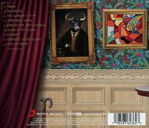 CD-hoes: Albumkunst met een man met een stierenkop in een pak en een schilderij.