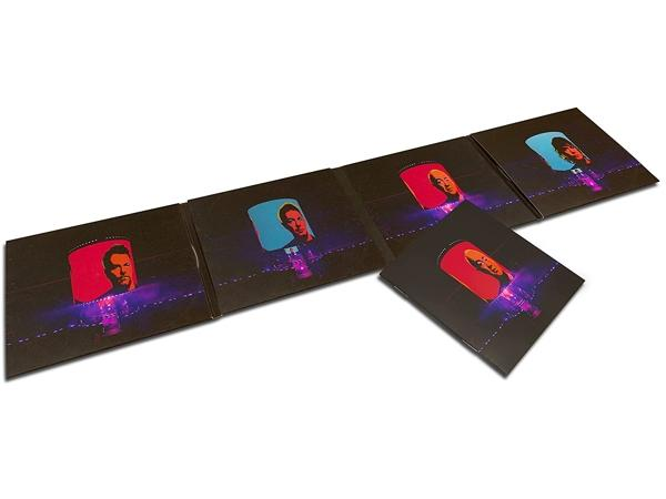 Vier albumhoezen en een enkele albumhoes op een wit oppervlak. Gezichten.