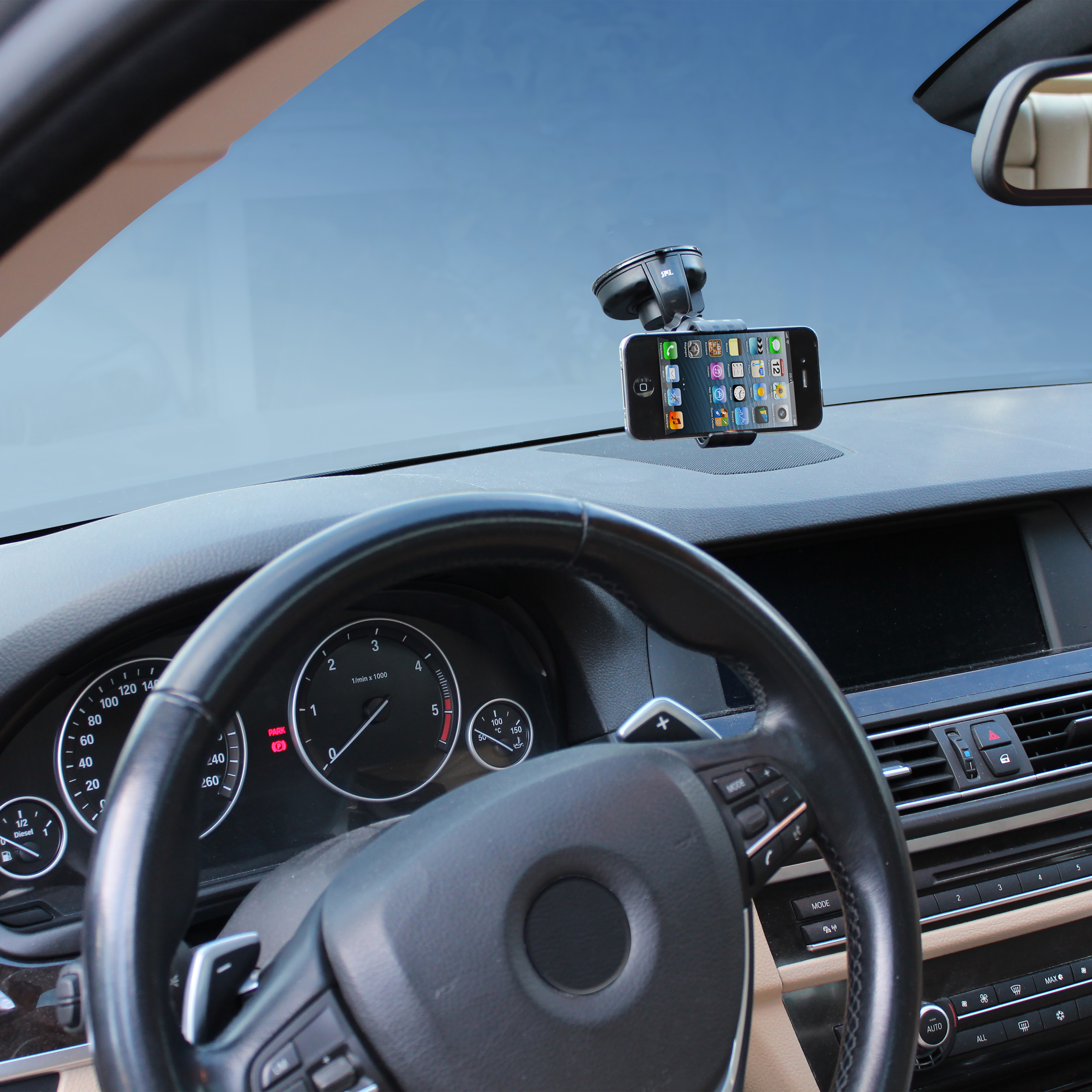 Support de téléphone noir avec téléphone dans une voiture, vue du tableau de bord.