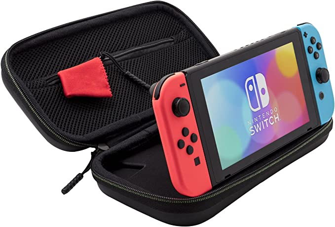 Una consola Nintendo Switch en un estuche de transporte. El estuche está abierto, con un mando rojo y azul.