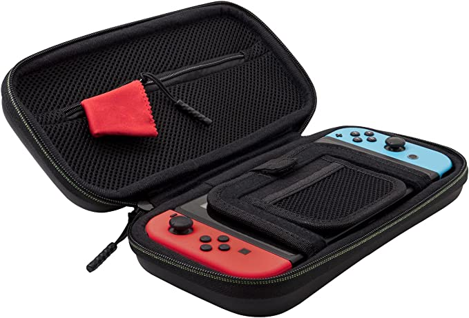 Estuche negro abierto con un mando Switch rojo y azul dentro, y un paño de limpieza rojo.