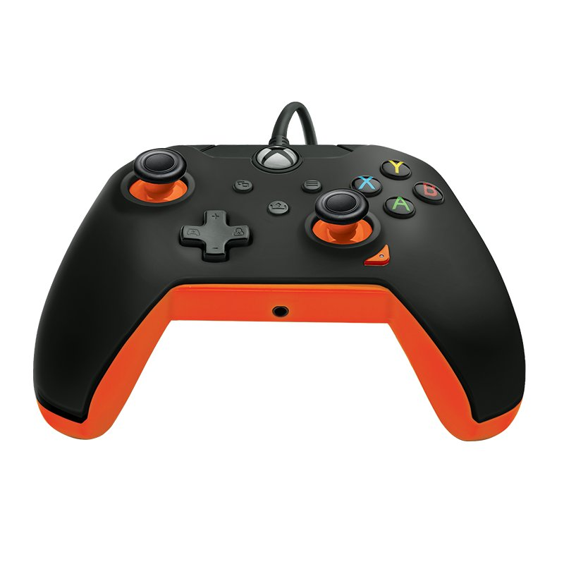 Mando de juego negro y naranja con logo Xbox. Los botones son de colores. El mando está sobre fondo blanco.