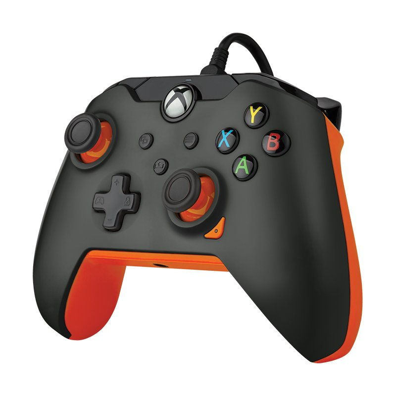 Mando Xbox negro y naranja con botones de colores y cable.