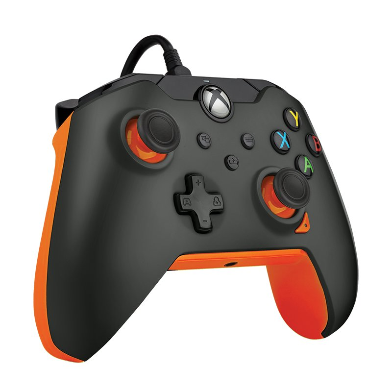 Mando de Xbox negro y naranja. Presenta botones, palancas y un cable.