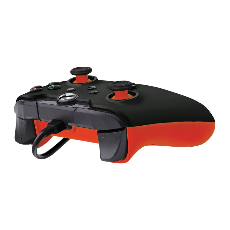 Un mando de juego negro y naranja con cable y múltiples botones.