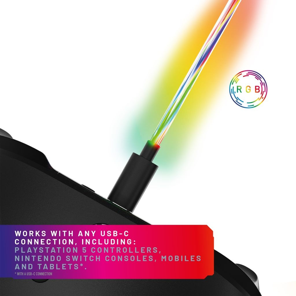 Un câble USB-C branché sur un appareil noir avec des traînées de lumière colorées.