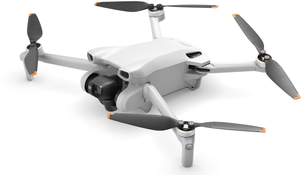 Witte drone met vier propellers en een camera, geplaatst tegen een witte achtergrond.