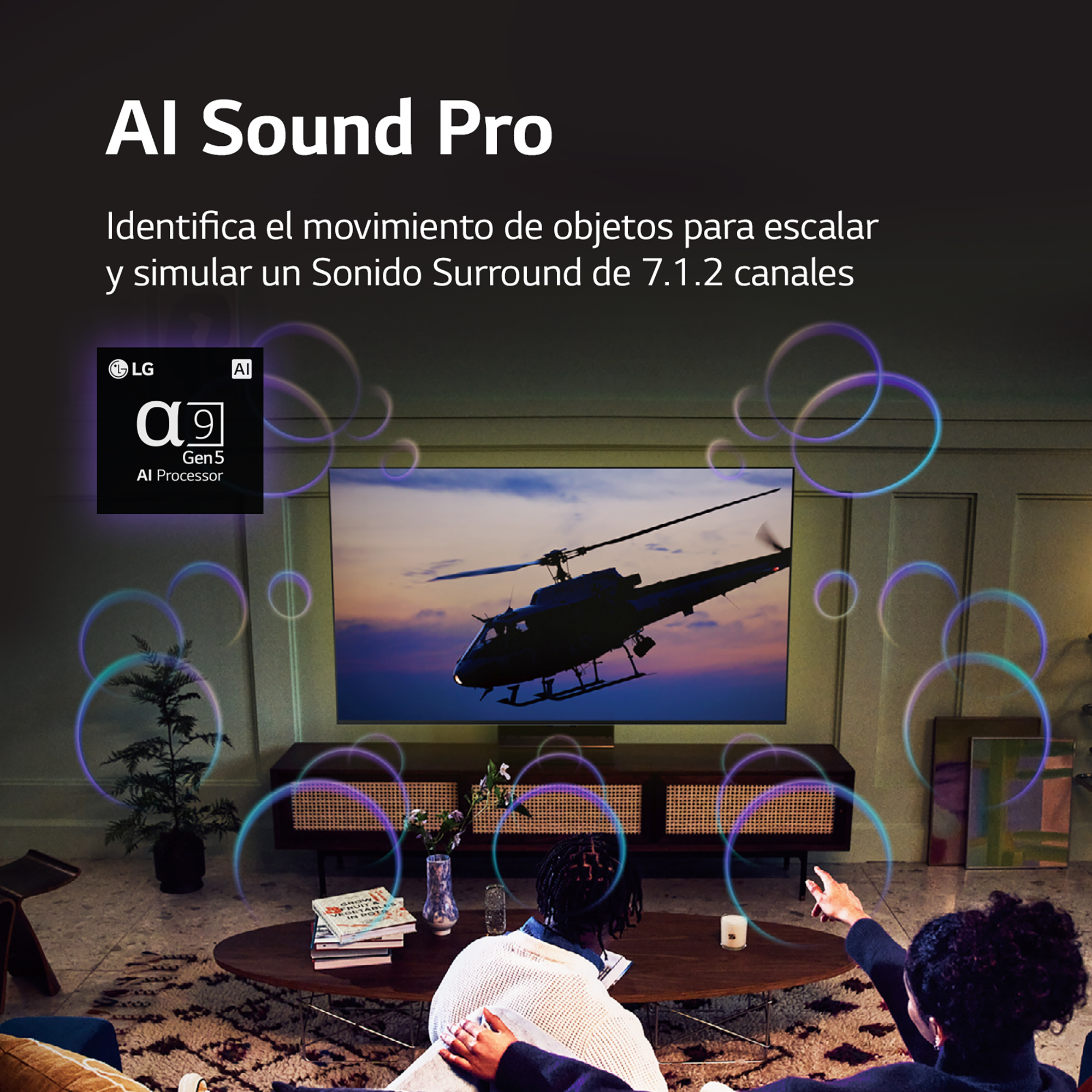 Pantalla de TV mostrando una escena, persona sosteniendo un control remoto.