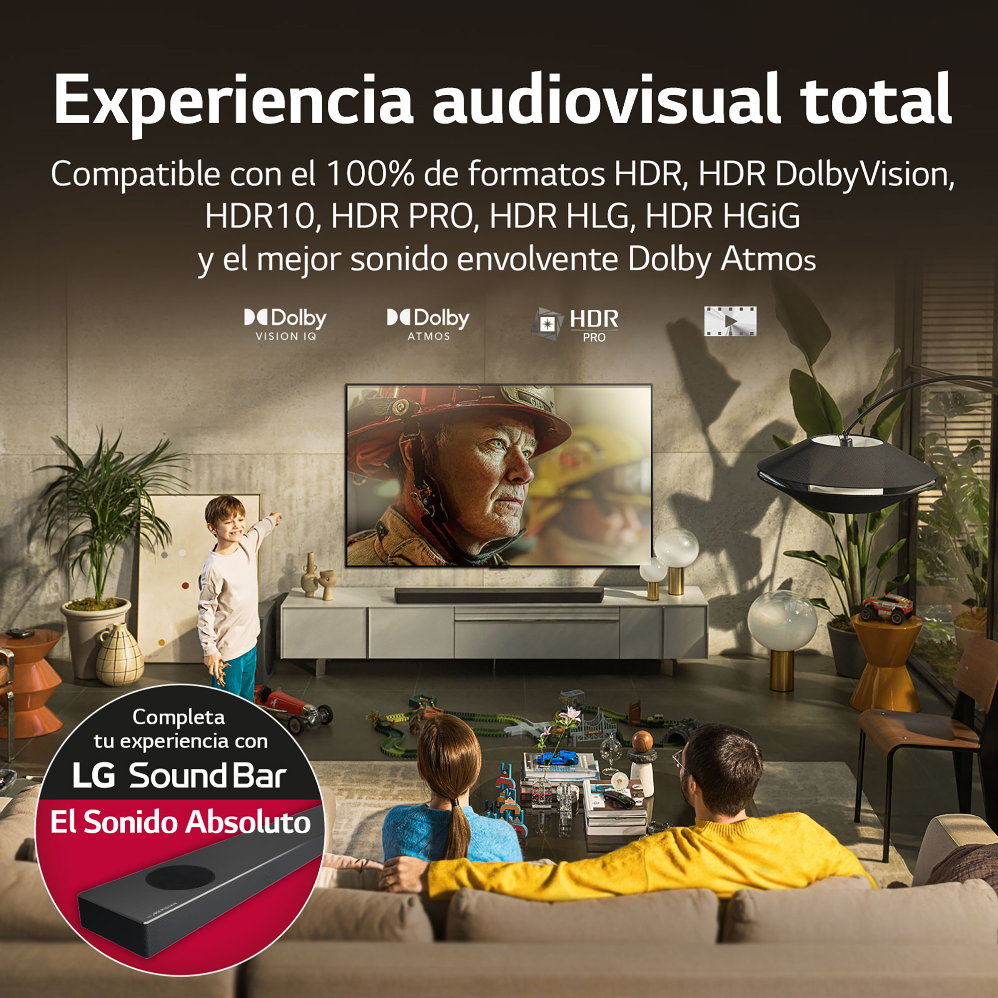 Pantalla de TV mostrando una escena. Barra de sonido LG delante. Niño señala TV.