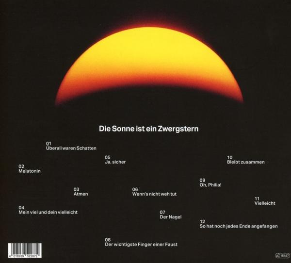 Rückseite eines Albums mit Text und einer gelb-roten Sonnengrafik.