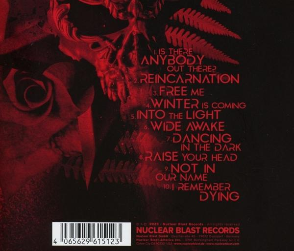 CD-Cover mit rotem und schwarzem Design. Text in Weiß: Songtitel. Schädel- und Rosen-Bild.