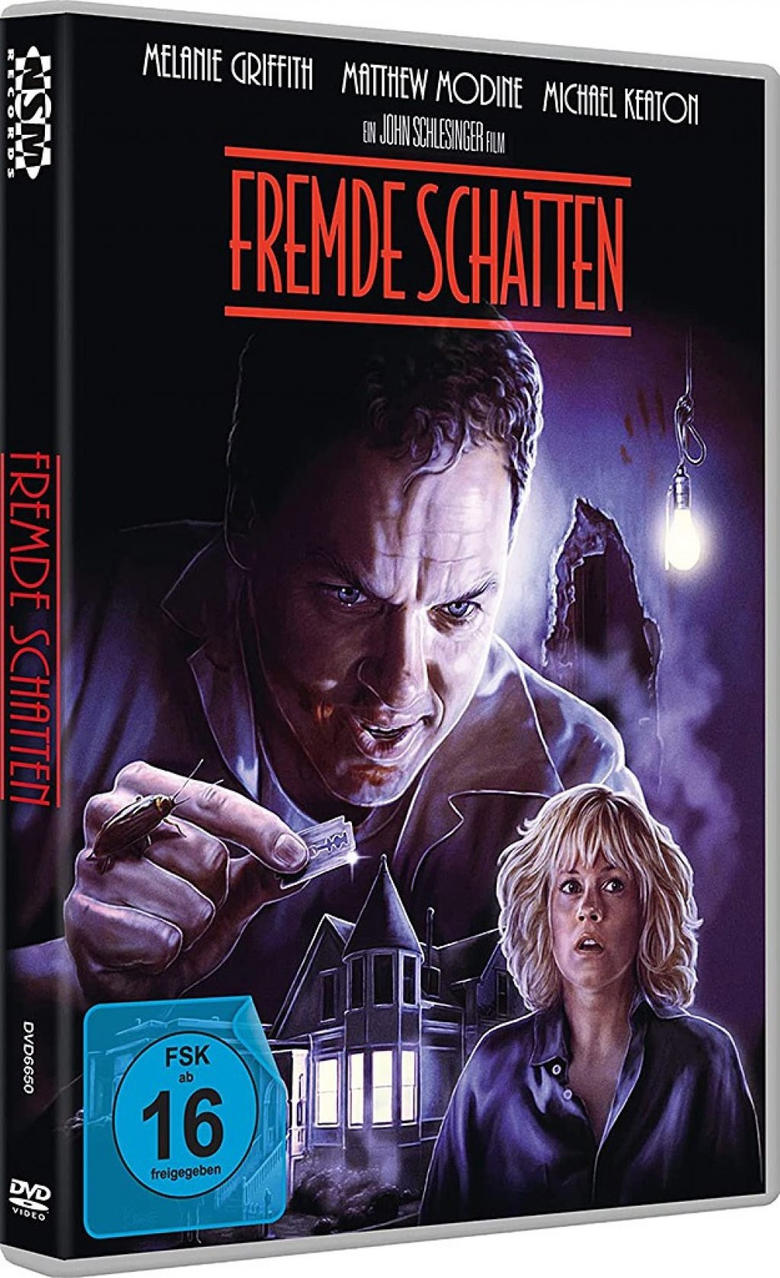 DVD-Cover mit einem verängstigt aussehenden Mann, der einen kleinen Gegenstand hält. Text: Fremde Schatten.
