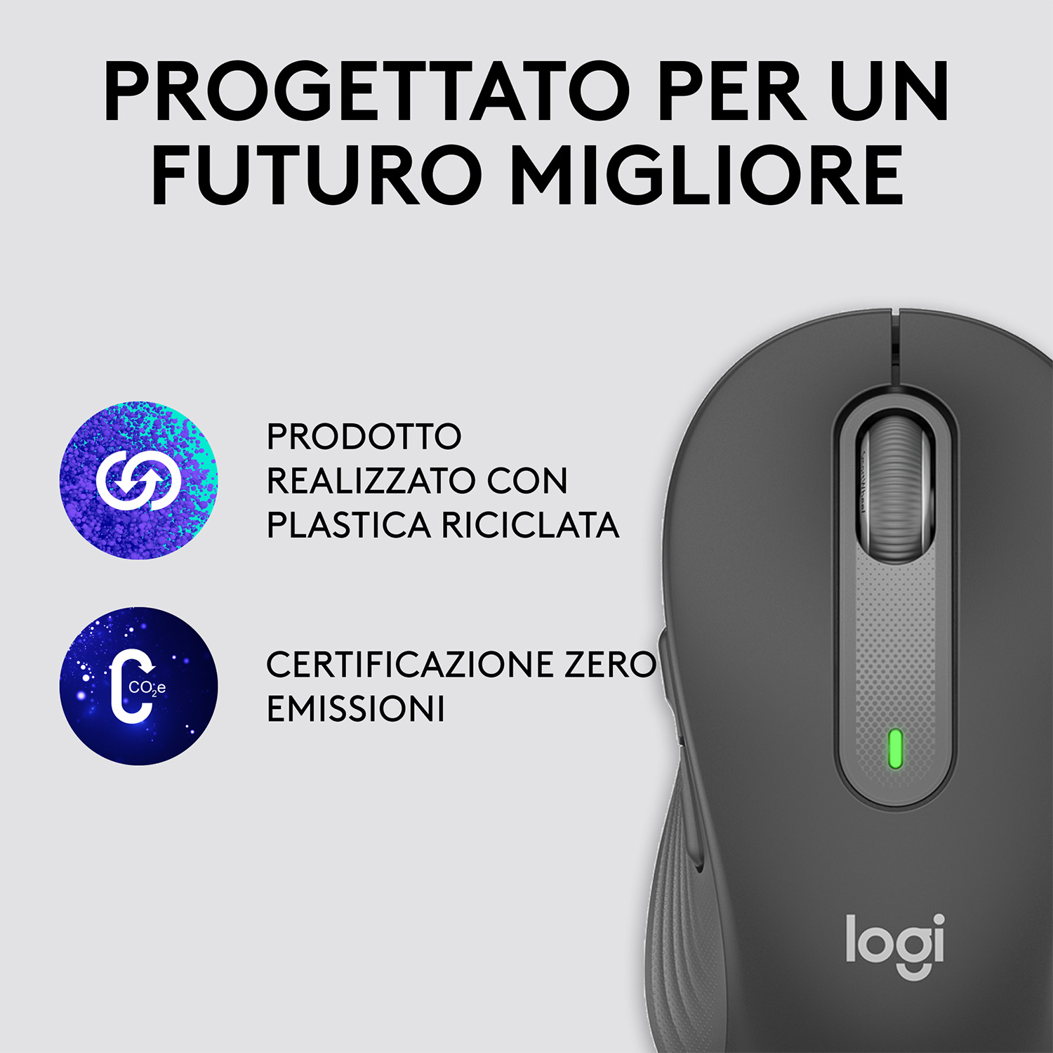 Un mouse Logitech grigio con una luce verde e due icone. Dice 'Plastica riciclata' e 'Zero Emissioni'.