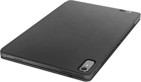 Un étui de tablette noir avec le logo Lenovo. Fermé, montrant l'arrière avec la caméra.