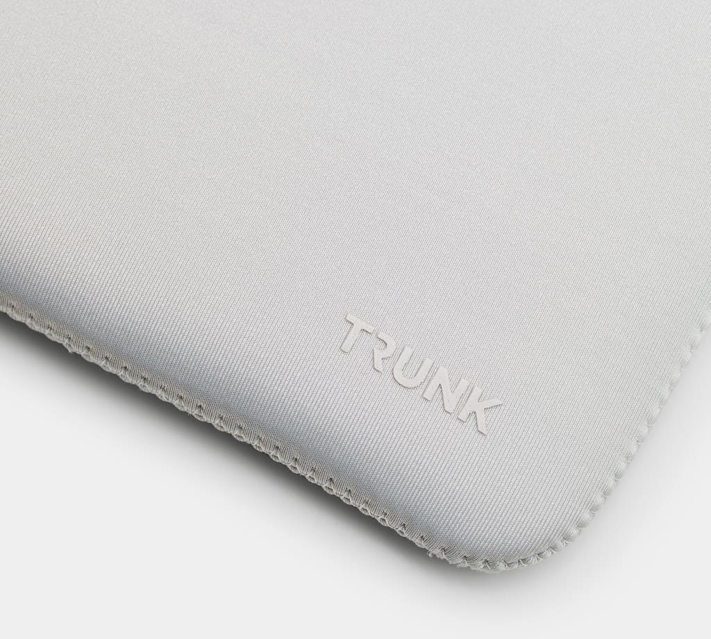 Nahaufnahme eines grauen Trunk-Mauspads mit dem Wort 'TRUNK'.
