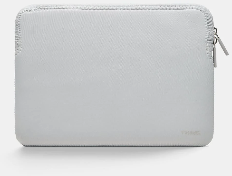 Eine graue Laptoptasche mit Reißverschluss. Die Marke Trunk ist unten aufgedruckt.