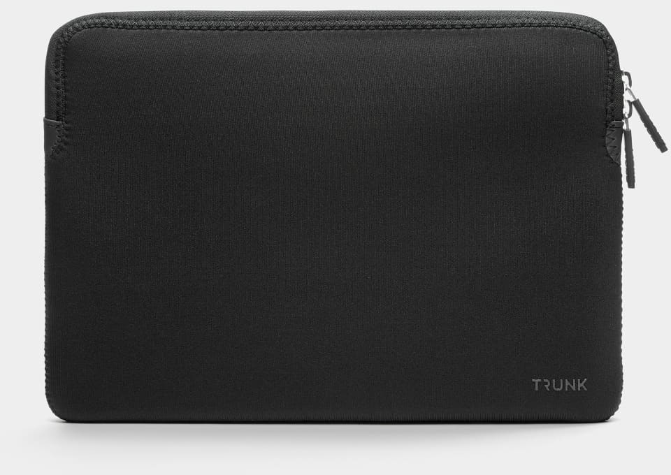 Eine schwarze Hülle mit Reißverschluss zur Aufbewahrung eines Laptops, das Wort TRUNK ist sichtbar.