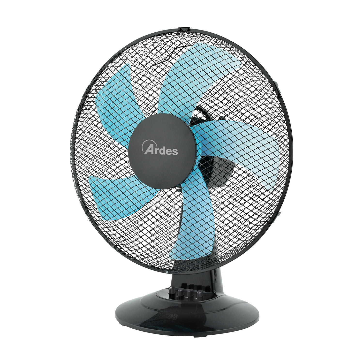 Ventilatore da scrivania nero con pale blu e una protezione a rete nera, isolato.