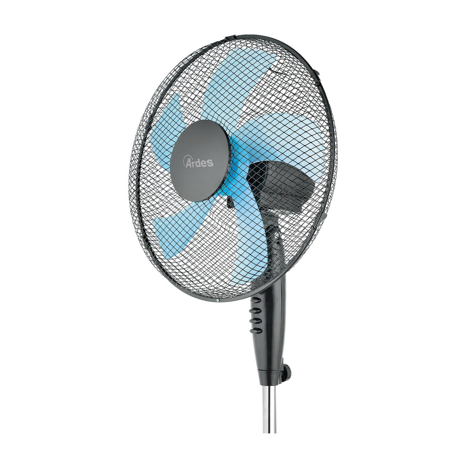 Ventilatore nero da terra con pale blu dietro una protezione a rete. Sfondo bianco.