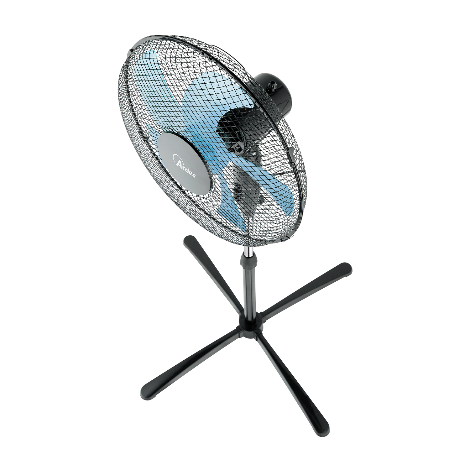 Un ventilatore da terra nero con pale blu all'interno di una gabbia di sicurezza. Il ventilatore è su un supporto.