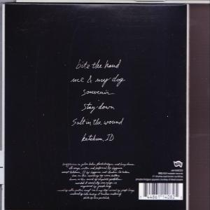 CD-Rückseite mit Titelliste und Credits. Schwarzer Hintergrund. Kleiner Text. Weiße Schrift.
