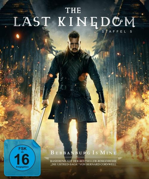 The Last Kingdom Staffel 5 DVD-Cover. Ein Mann mit Schwertern steht vor einer brennenden Stadt.