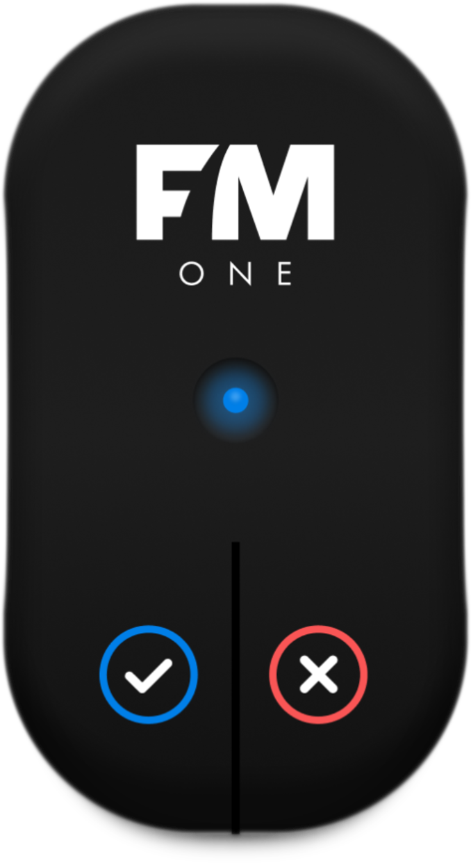 Zwart FM One apparaat met een blauw vinkje en een rode X, witte 'FM ONE' tekst bovenaan.