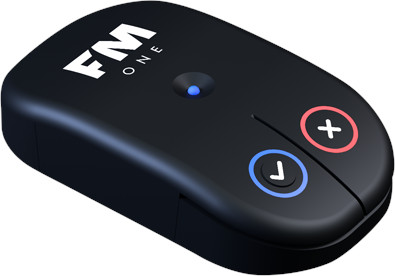 Zwart FM ONE apparaat met knoppen, een blauw lampje en een witte achtergrond.