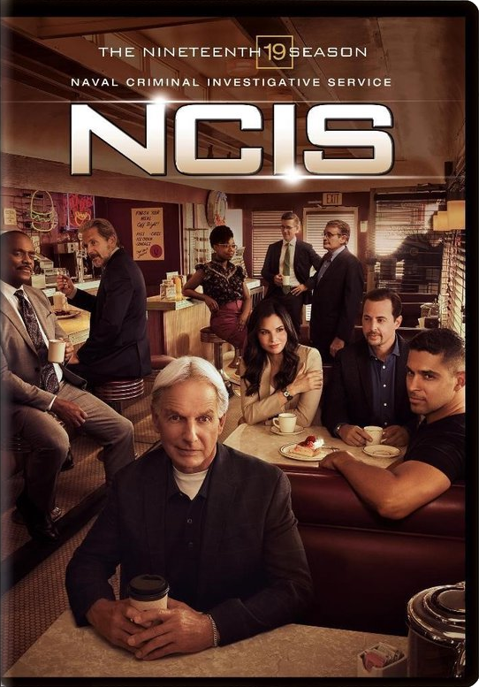 Couverture du DVD NCIS ; casting dans un restaurant, avec texte : 'The 19th Season'.