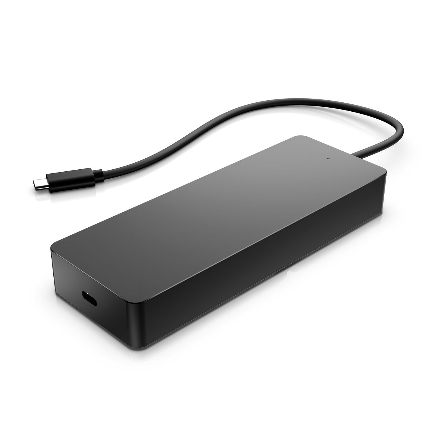 Hub USB-C nero con cavo su superficie bianca.