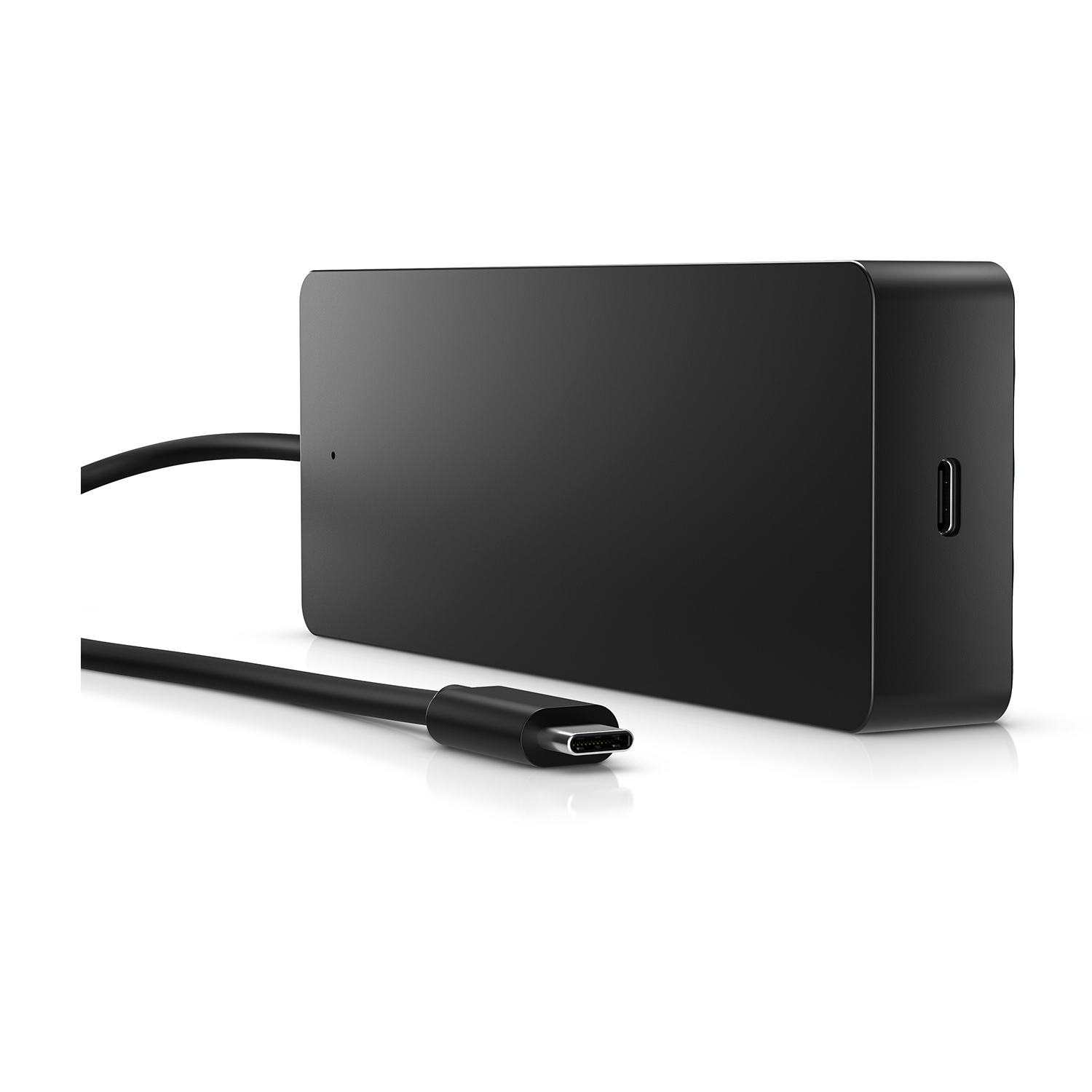 Un adattatore di alimentazione nero con un cavo USB-C, su sfondo bianco.